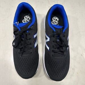 New balance men’s 680 wide running shoes. Size 9.5